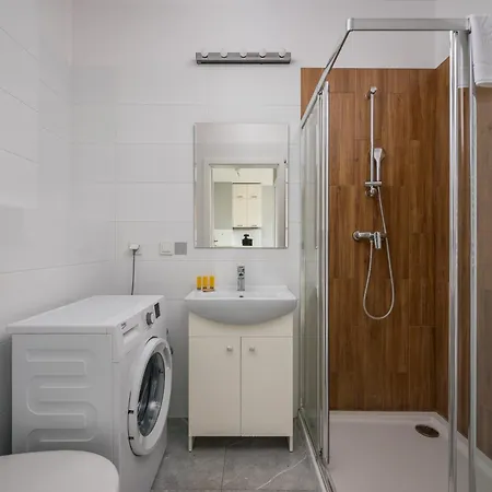 Warszawa-wlochy Excellent By Bookinghost Varšava